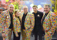 Op de stand van Gerbera United ontbrak het niet aan kleur. WP van den Berg, Britt Kooij, Seth Karstens, Jeroen van den Berg en Dick Kooij stonden op de beurs op hun 5 punten uit te lichten waarmee zij zichzelf onderscheiden. Klant georiënteerd, optimale teelttechnieken, duurzaamheid, innovatief en compleet assortiment en altijd op tijd leveren.